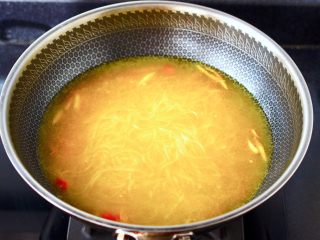 11、酸汤花甲粉,锅中倒入适量的清水，放入浸泡好的粉丝。