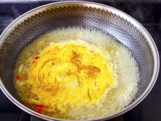 12、酸汤花甲粉,大火煮沸后。