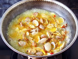 13、酸汤花甲粉,加入煮好的花蛤，盖上锅盖焖1分钟左右。