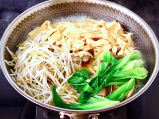 14、酸汤花甲粉,看见花蛤全部张口，把焯好水的绿豆芽和豆皮，小油菜放入锅中煮1分钟。