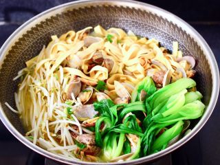 15、酸汤花甲粉,撒上葱花和香菜即可关火。