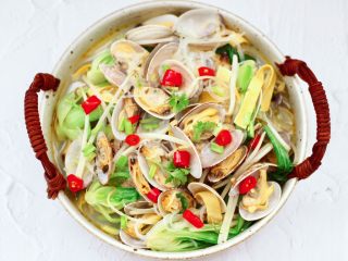 16、酸汤花甲粉,香辣酸爽又鲜美无比的酸汤花甲粉就出锅咯。