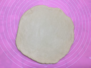 10、美味的牛排披萨,取一个面团擀成和八寸模具大小差不多的圆形。