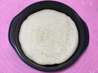 16、美味的牛排披萨,烘烤结束后取出,同样方法做第二个披萨皮。