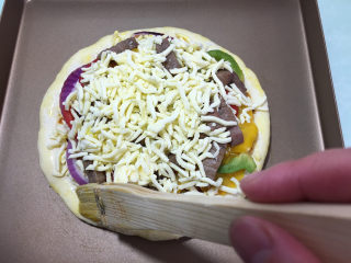 22、美味的牛排披萨,批萨四周刷一层蛋液。