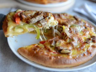 25、美味的牛排披萨,展示图。