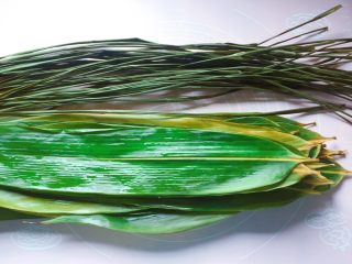 1、蜜枣西米粽子,我用的是干箬叶，先将干箬叶和绑粽绳浸泡两小时，然后放锅内用水煮5分钟，取出用清水冲洗干净。