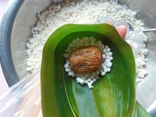 8、蜜枣西米粽子,放入一个大蜜枣；