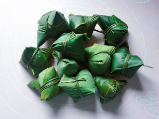 13、蜜枣西米粽子,依法包好所有的西米粽子。