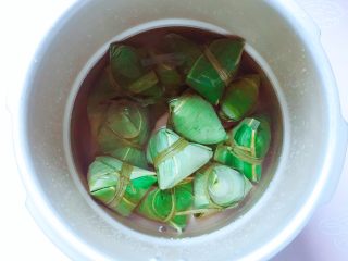 14、蜜枣西米粽子,将包好的西米粽子放入锅中，加入足量的水，水位一定要浸没粽子，沸腾后中火煮20分钟直至粽子煮熟即可。