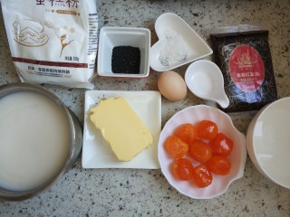 1、猪肉黄油版红豆蛋黄酥,准备食材！