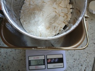 2、猪肉黄油版红豆蛋黄酥,中筋面粉过筛！