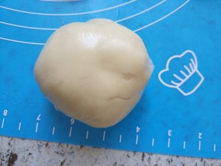 5、猪肉黄油版红豆蛋黄酥,将揉好的面团用保鲜膜包好，醒30分钟