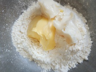 6、猪肉黄油版红豆蛋黄酥,制作油酥：按照比例将黄油和猪油依次加入低筋面粉中，揉到面团不粘手不粘盆即可