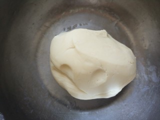 7、猪肉黄油版红豆蛋黄酥,油酥揉完啦！保鲜膜包好醒30分钟