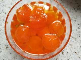 8、猪肉黄油版红豆蛋黄酥,用玉米油泡蛋黄，我是泡了一宿的，那样去腥效果会更好！(因为我是宝妈，想给宝宝吃，就用玉米油泡的，如果大人吃可以直接在蛋黄上面喷高度白酒，然后进烤箱烤5分钟)