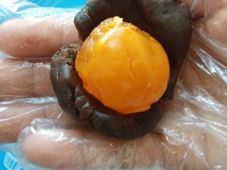 11、猪肉黄油版红豆蛋黄酥,把烤好的蛋黄放在豆沙里面，包好收口，一共8个待会备用！