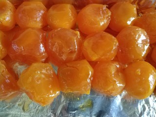 9、猪肉黄油版红豆蛋黄酥,入烤箱120度烤5分钟拿出来！