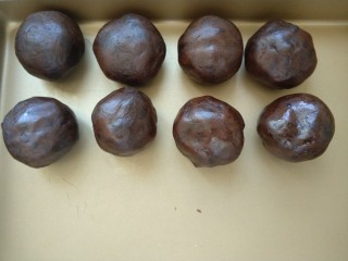 10、猪肉黄油版红豆蛋黄酥,豆沙按照每个35g，平均分成8等份