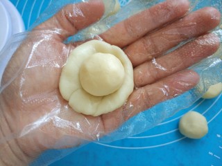 13、猪肉黄油版红豆蛋黄酥,将油酥放在油皮中间，开始包