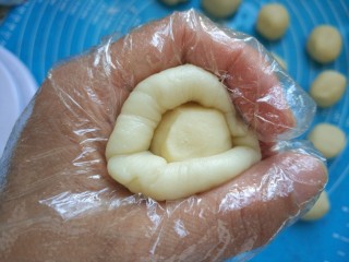 14、猪肉黄油版红豆蛋黄酥,用虎口收口，整理好！