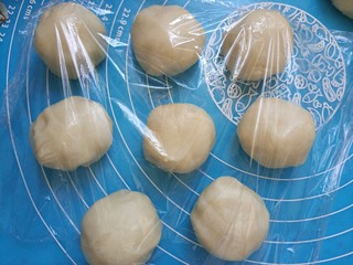 15、猪肉黄油版红豆蛋黄酥,一共8份我们包好啦！