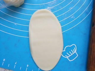 16、猪肉黄油版红豆蛋黄酥,用擀面杖把刚才的油皮油酥面团擀成长条状！