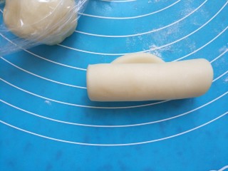 17、猪肉黄油版红豆蛋黄酥,然后卷起来！