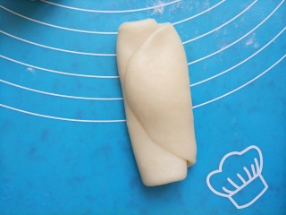 18、猪肉黄油版红豆蛋黄酥,竖过来，继续用擀面杖擀长条状！