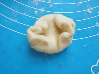 20、猪肉黄油版红豆蛋黄酥,翻过来，两边对折