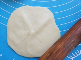 22、猪肉黄油版红豆蛋黄酥,擀成中间厚两边薄的圆形(跟包饺子差不多乐)