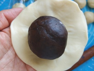 23、猪肉黄油版红豆蛋黄酥,把刚才包好的豆沙蛋黄放在圆面皮中间！