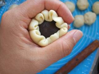 24、猪肉黄油版红豆蛋黄酥,用虎口包好，收口！