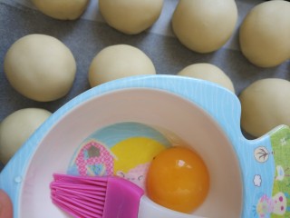 26、猪肉黄油版红豆蛋黄酥,在蛋黄酥表层刷蛋黄液！