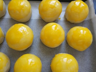 27、猪肉黄油版红豆蛋黄酥,我用的是溜达鸡蛋黄，所以颜色特别漂亮，有木有？