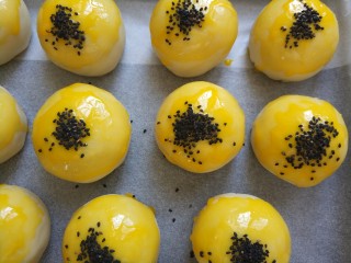 28、猪肉黄油版红豆蛋黄酥,撒上适量的黑芝麻！