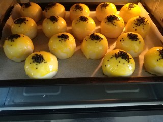 29、猪肉黄油版红豆蛋黄酥,烤箱上下管120度中层，烤了35分钟！(烤到15分钟时候，上管调到90分钟)因为我家烤箱温度偏高