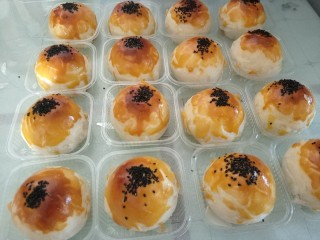 30、猪肉黄油版红豆蛋黄酥,所有蛋黄酥都烤好啦！放凉准备密封起来保存！