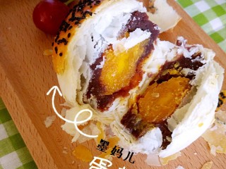 32、猪肉黄油版红豆蛋黄酥,酥到掉渣！看着都流口水喽！