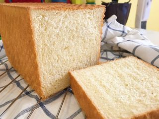 1、简易吐司披萨,烤好的吐司，切片。