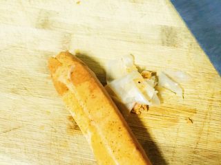 2、简易吐司披萨,香肠剥皮。