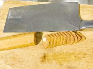 3、简易吐司披萨,香肠切成小片。