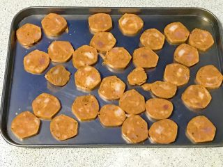 4、简易吐司披萨,香肠片放烤盘上，入烤箱里烤一下。