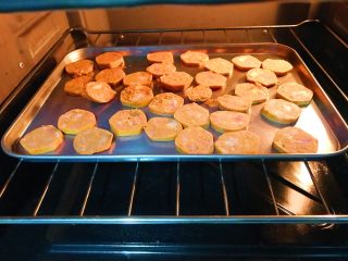 5、简易吐司披萨,200度烤大概5分钟。