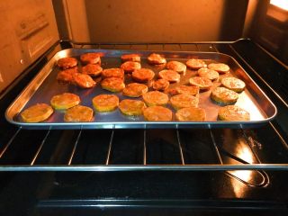 6、简易吐司披萨,烤到表面焦黄。