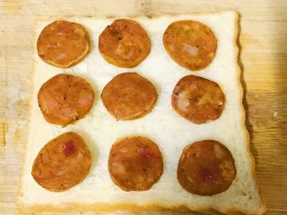 7、简易吐司披萨,烤好的香肠放在吐司片上，如图排列一下。