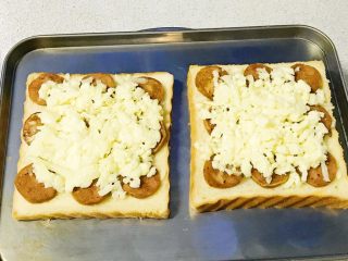 8、简易吐司披萨,铺上一层马苏里拉芝士。