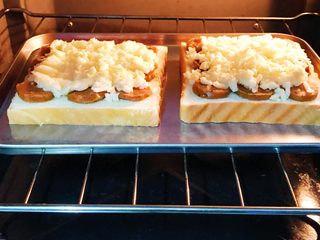 9、简易吐司披萨,再次入烤箱，200度，大约5分钟。