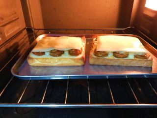 11、简易吐司披萨,铺上芝士片，很快就融化了，取出。