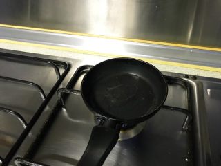 12、简易吐司披萨,小锅加热，滴几滴油。